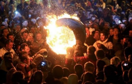 Այրվող տակառներ՝ փողոցում․ Ամանորյա ավանդույթները Շոտլանդիայում