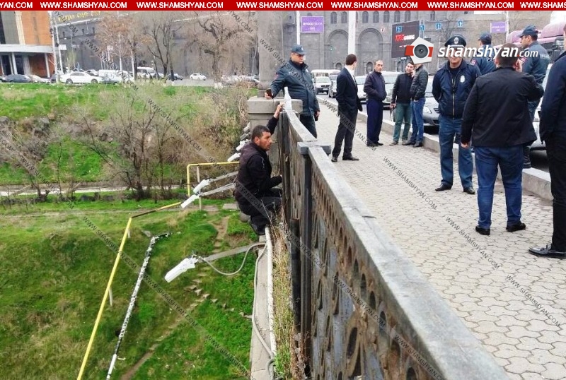 Արտակարգ դեպք Երևանում․ քաղաքացին անցել է «Հաղթանակի» կամուրջի արգելապատնեշը և սպառնում է ցած նետվել