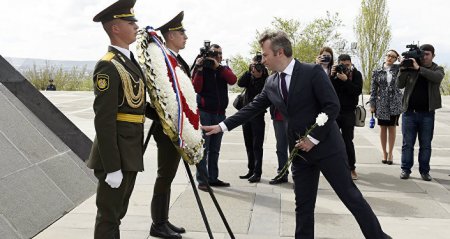 Ֆրանսիայի ԱԳՆ պետքարտուղարը Ծիծեռնակաբերդում հարգանքի տուրք մատուցեց զոհերի հիշատակին