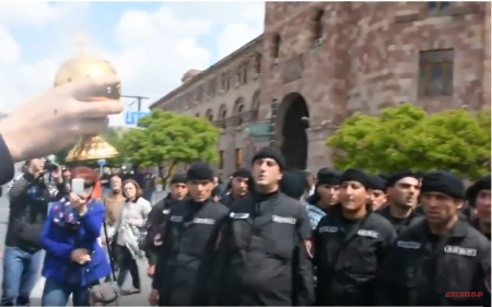Հանրապետության հրապարակում ոստիկանները «Հայր մեր»-ն են աղոթում. Տեսանյութ