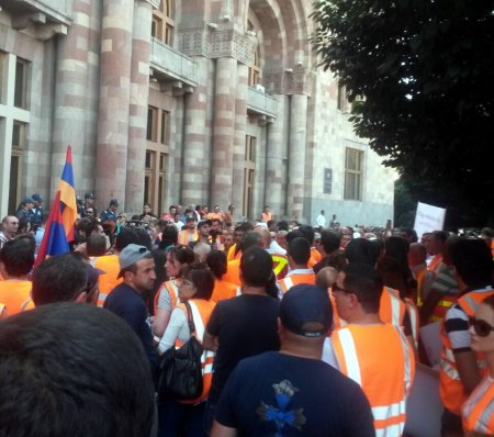 Ամուլսարի բազմաթիվ աշխատակիցներ ի նշան բողոքի Երևանում են՝ ՀՀ կառավարության շենքի դիմաց
