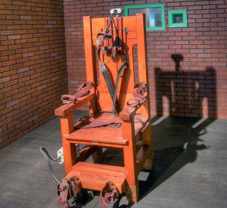 Էլեկտրական աթոռի վրա մահապատժի ենթարկվողը ժպտալով ասաց՝ «դե, միացրու»