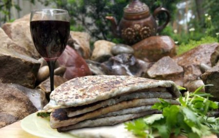 Ինչո՞ւ է Լեռնային Ղարաբաղի բոլոր ռեստորաններում նույն ճաշացանկը. ռուս բլոգերներին տպավորել է Արցախի խոհանոցը