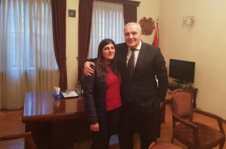Վրաստանում ՀՀ դեսպանն ընդունել է հայ ուսանողուհուն, որը փողոցից գտած 37,000 դոլարը վերադարձրել էր տիրոջը