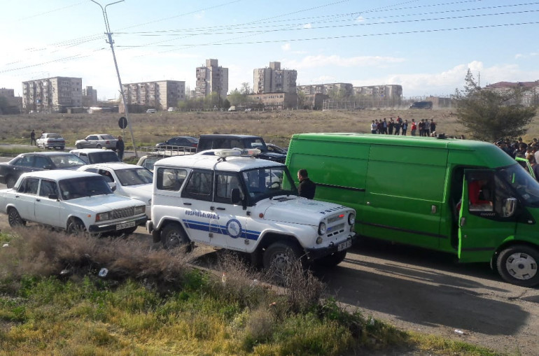 Զարթոնք գյուղի բնակիչները փակել են Արմավիր-Երևան միջպետական ճանապարհը, բախումներն անխուսափելի են