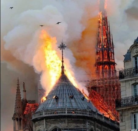 Այրվում է Փարիզի Աստվածամոր տաճարը, փլուզվել է  տաճարի տանիքը. Տեսանյութ. Լուսանկարներ