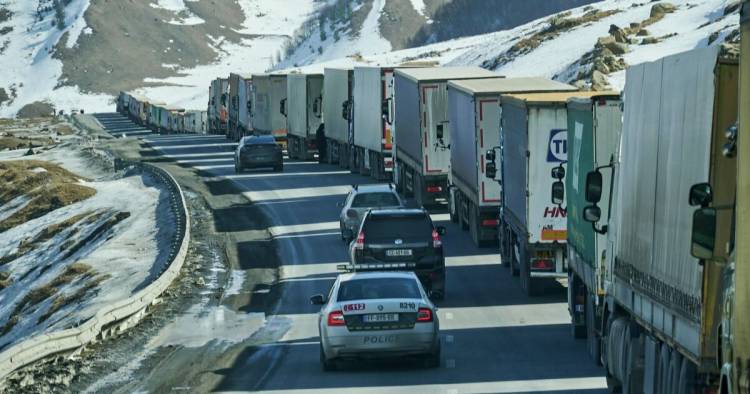 Վերին Լարս անցակետում շուրջ 3,3 հազար բեռնատար է սպասում ռուս-վրացական սահմանով անցնելու, որոնցից 1500-ը՝ հայկական