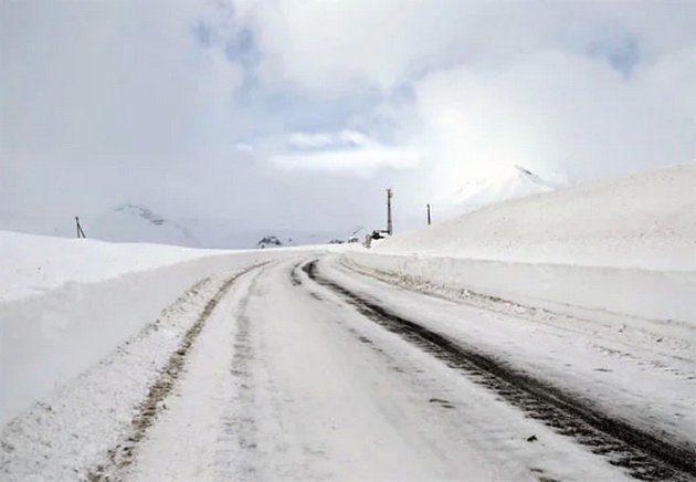 Հանրապետության մի շարք շրջաններում ձյուն է տեղում, տեղ-տեղ մերկասառույց է․ Լարսը բաց է
