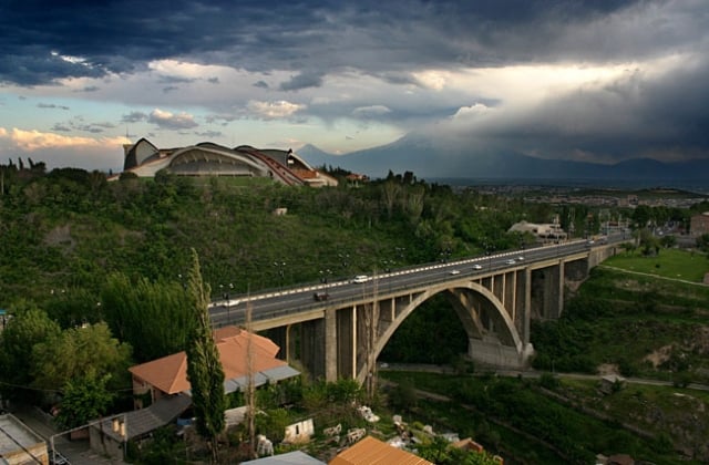 Քաղաքացին փորձել է նետվել Կիևյան կամրջից