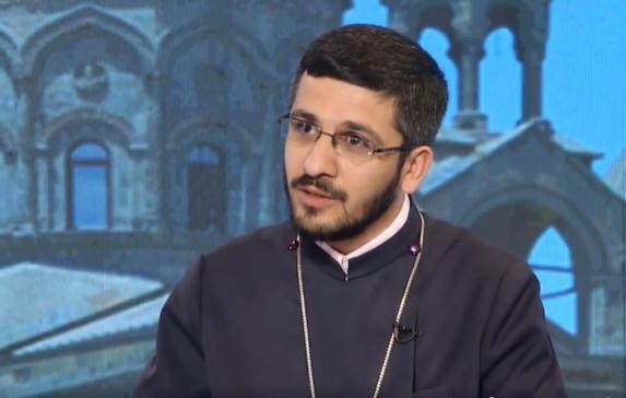 Մայր Տաճարի դուռը ջարդողների հովանավոր իշխանության ներկայացուցիչներից մեկը հոգևոր սպասավորներիս է դիմել բացահայտ շшնտաժի տրամաբանությամբ
